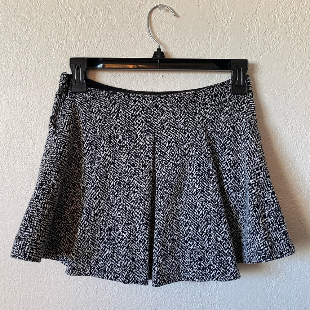 Low waist pleated skirt